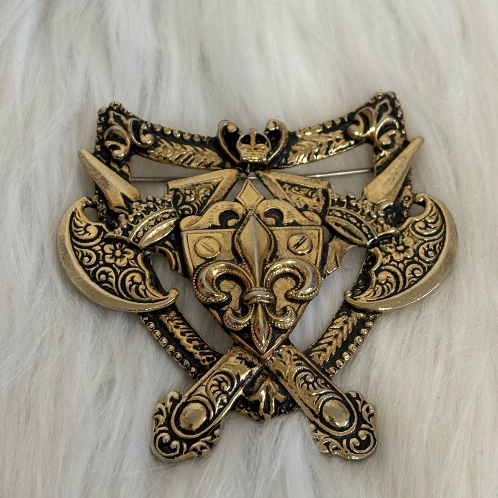 (174)Vintage Gold Fleur-de-Lis Crossed Axe Decorative Brooch